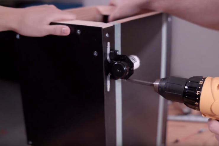 Ввинчивание насосов в спину бармена с помощью стоек, напечатанных на 3D-принтере